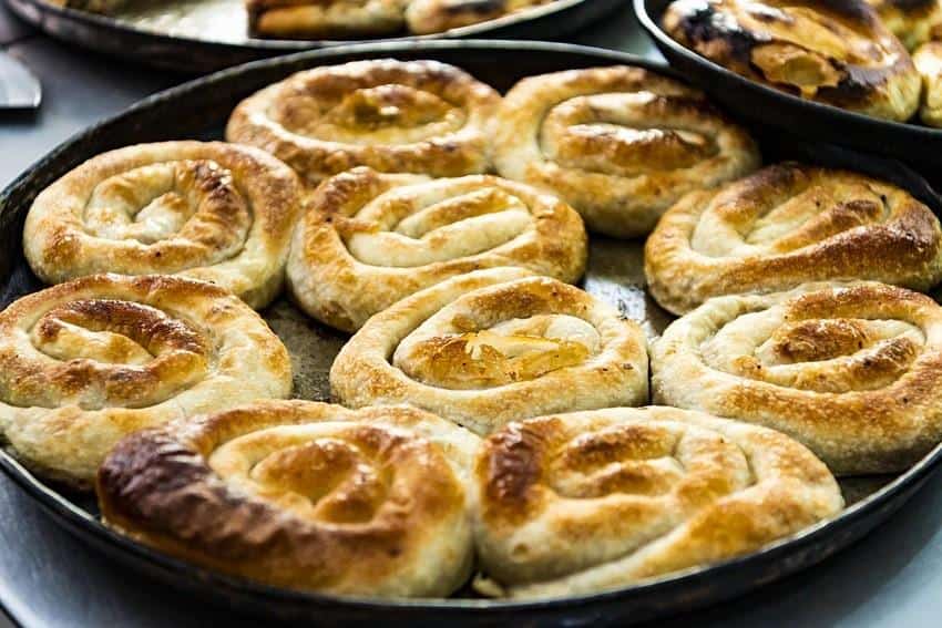 Burek, Bosnia, 1. Mohinga, Myanmar, 2. Haleem, Iran, 3. Shakshuka, Israel, 4. Kanapki, Polandia, 5. Burek, Bosnia, 6. Idli, India, 7. Youtiao, Tiongkok, 8. Msemen, Maroko, 9. Arepa, Venezuela, 10. Crumpet, Inggris Raya, 11. Mandazi, Kenya, 12. Manakish, Lebanon, 13. Genfo, Etiopia, 14. Kanelbulle, Swedia
