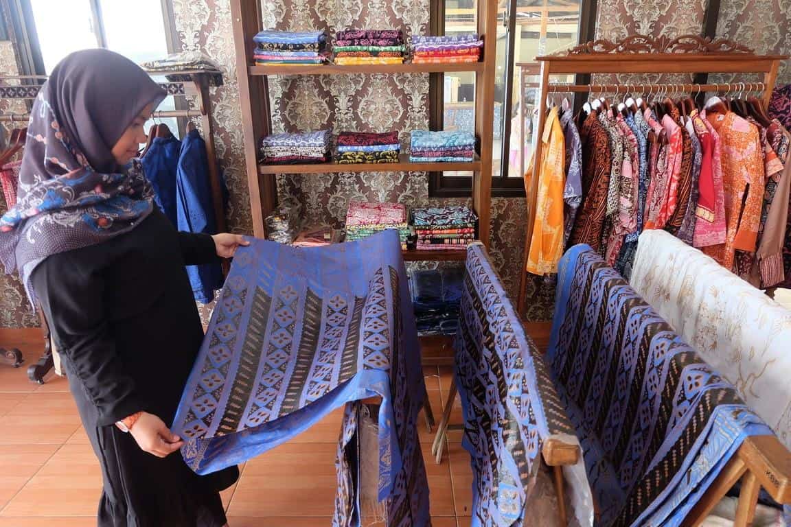 Batik Serang, 1. Sate Bandeng, 2. Emping Melinjo, 3. Kue Gipang, 4. Nasi Sumsum, 5. Kue Pasung, 6. Batik Serang, 7. Gerabah Bumi Jaya, 8. Gerabah Bandulu, 9. Golok Ciomas, 10. Kerajinan Pelepah Pisang