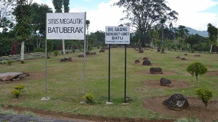 Batu Brak, 1. Pantai Labuhan Jukung, 2. Gunung Seminung, 3. Danau Suoh, 4. Danau Ranau, 5. Kubu Perahu, 6. Batu Brak, 7. Air Terjun Gimo, 8. Bukit Bawang Bakung, 9. Sungai Way, 10. Kebun Raya Liwa