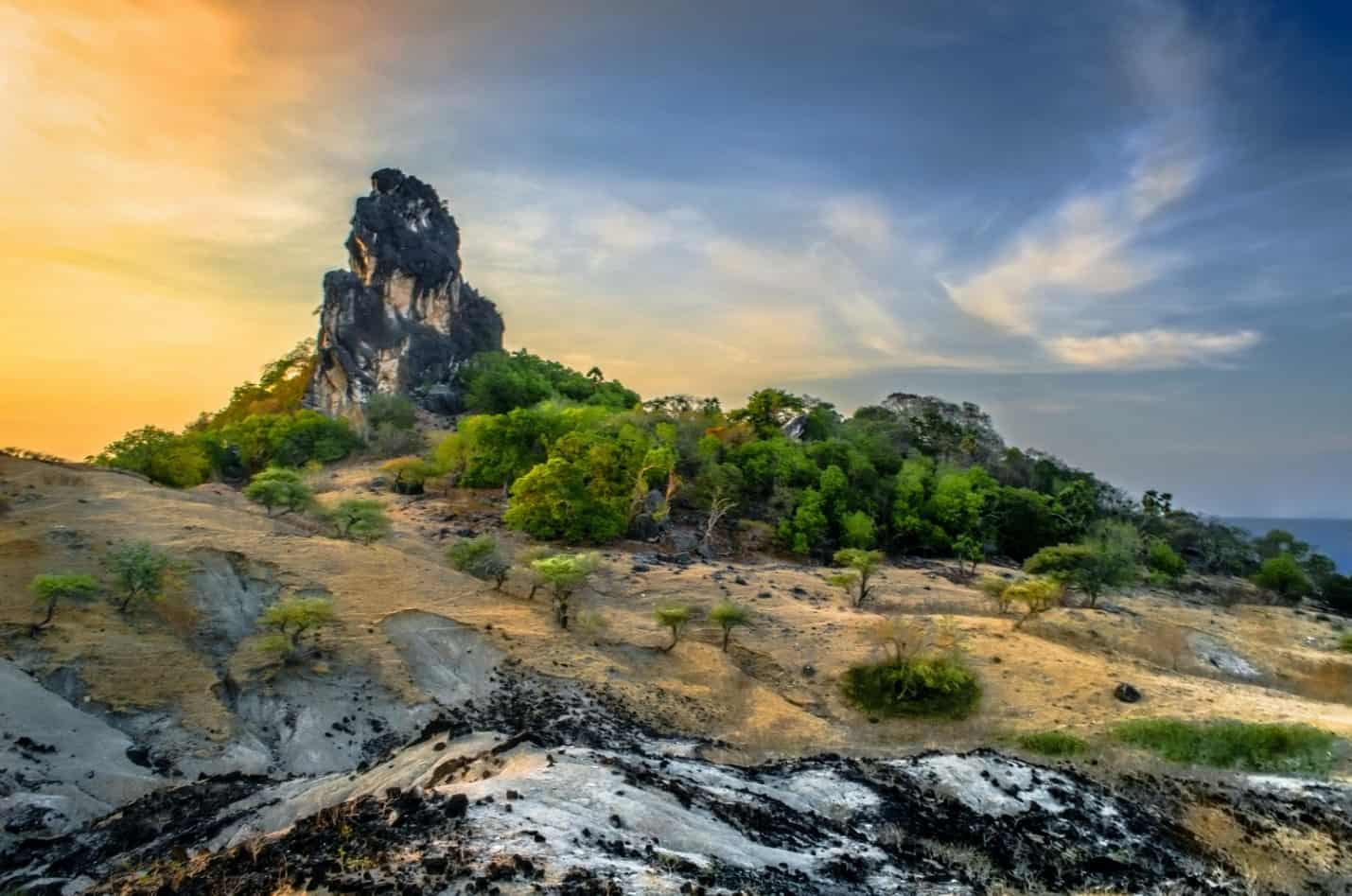 Batu Termanu, 1. Pantai Oesosole, 2. Telaga Nirwana, 3. Pantai Bo’a, 4. Pantai Dombo, 5. Mata Air Oemau, 6. Bukit Mando’o, 7. Batu Termanu, 8. Danau Laut Mati, 9. Pulau Ndana, 10. Pantai Tolanamon