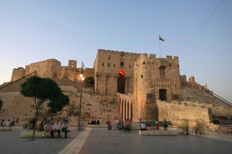 Benteng Aleppo (Syiria), 1. Kastil Malbork (Polandia), 2. Kastil Mehrangarh (India), 3. Kastil Praha (Republik Ceko), 4. Kastil Windsor (Inggris), 5. Kastil Hohensalzburg (Austria), 6. Kastil Spis (Slovakia), 7. Kastil Buda ( Hungaria), 8. Kastil Himeji (Jepang), 9. Benteng Aleppo (Syiria), 10. Kastil Edinburgh (Skotlandia)