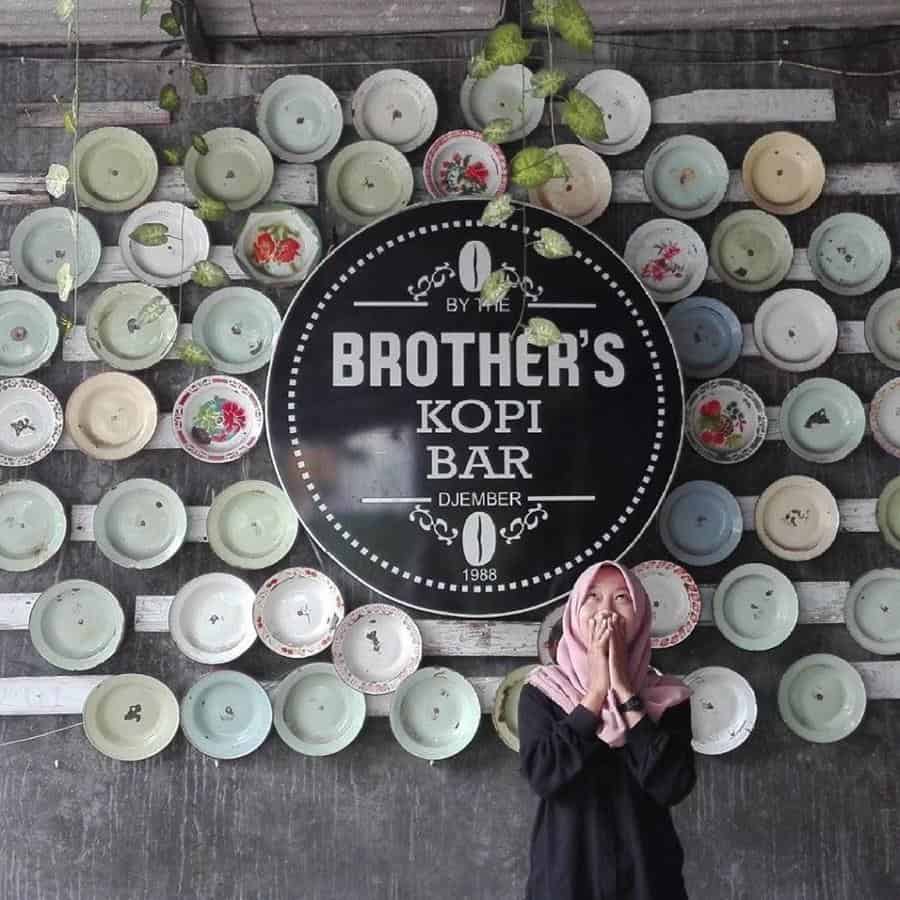 Brother’s Kopi Bar, 1. Club Roppang BLS, 2. Warung Karkoen, 3. Café Ctrl+A, 4. Kafe Kolong Jembatan, 5. Grand Café, 6. Dewald Café, 7. Vanilla Bean Café, 8. Café Tipis-Tipis, 9. Brother’s Kopi Bar, 10. The Anglo-Saxon Tavern