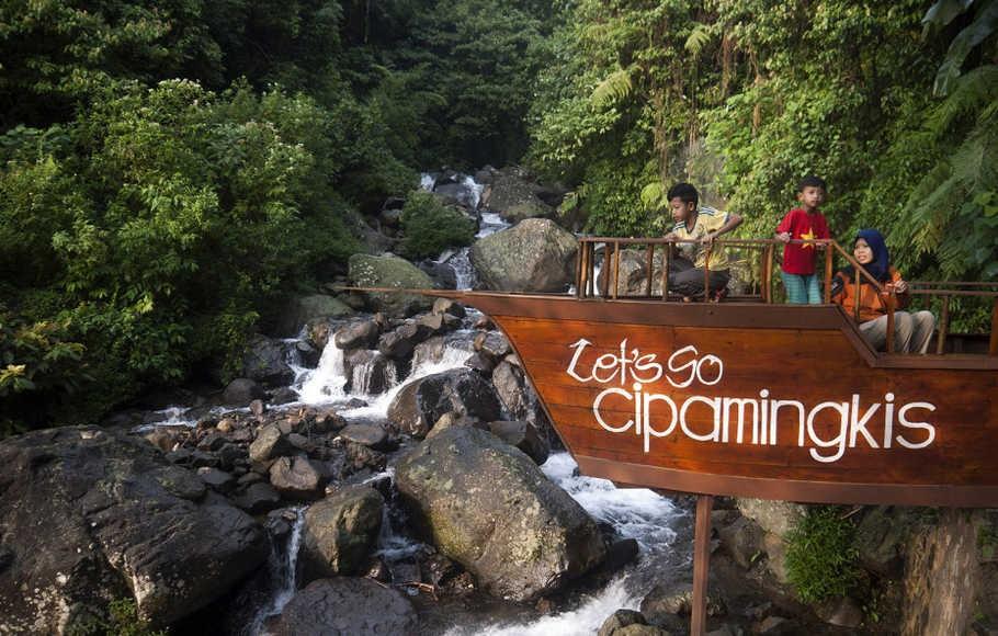 Curug Cipamingkis, 1. Jonggol Garden, 2. Villa Khayangan, 3. Curug Cipamingkis, 4. Curug Ciherang, 5. Taman Penangkaran Rusa, 6. Taman Wisata Heaven Memorial Park, 7. Telaga Wisata Citra Indah City, 8. Situ Rawa Gede, 9. Jembatan Gantung Sukanegara, 10. Pemandian Mata Air Sodong
