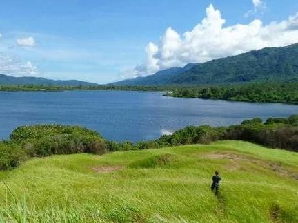 Danau Suoh, 1. Pantai Labuhan Jukung, 2. Gunung Seminung, 3. Danau Suoh, 4. Danau Ranau, 5. Kubu Perahu, 6. Batu Brak, 7. Air Terjun Gimo, 8. Bukit Bawang Bakung, 9. Sungai Way, 10. Kebun Raya Liwa