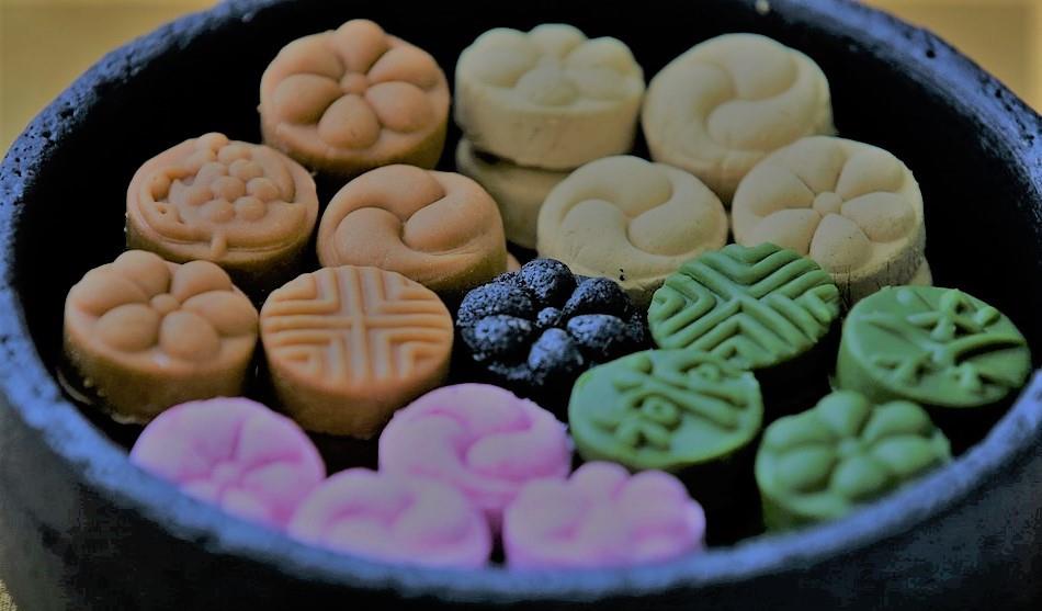 Dasik, 1. Tteokguk, 2. Yakgwa, 3. Japchae, 4. Galbijjim, 5. Yaksik, 6. Mandu, 7. Tteokgalbi, 8. Samsaek Namul, 9. Sujeonggwa, 10. Dasik, 11. Nokdujeon, 12. Gungjung Tteokbokki, 13. Manduguk