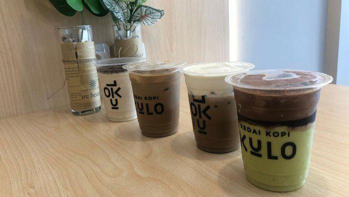 Es Cokelat Keju, 1. Es Kopi Kulo, 2. Es Kopi Berry, 3. Avocatto Vanilla, 4. Es Cokelat Keju, 5. Es Strawberry Cheesecake, 6. Es Hojicha, 7. Coffeenade, 8. Es Kopi Keju, 9. Es Kopi Nam, 10. Kosuka, 1. Rose Pedro Latte, 2. Pink Paradise , 3. Victory Caramel Frappe, 4. Revive Matcha Latte, 5. King Biscoff Blend
