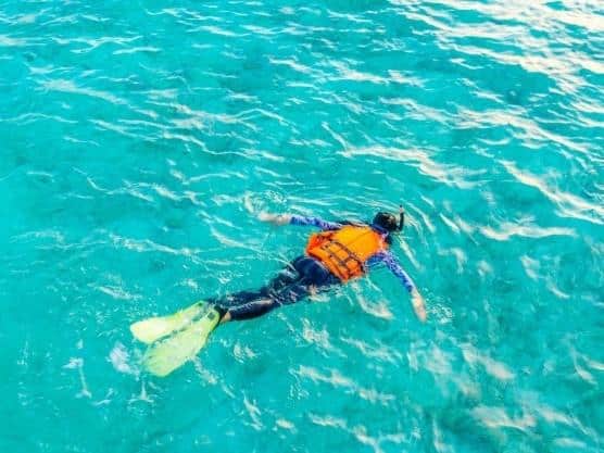 Gunakan Pakaian Gelap dan Nyaman, 1. Perhatikan Kondisi Kesehatan, 2. Rutin Mengganti Pembalut, 3. Gunakan Pakaian Gelap dan Nyaman, 4. Jangan Terlalu Lama di Air, 5. Ganti Pembalut Setelah Snorkeling, 6. Pakai Menstrual Cup