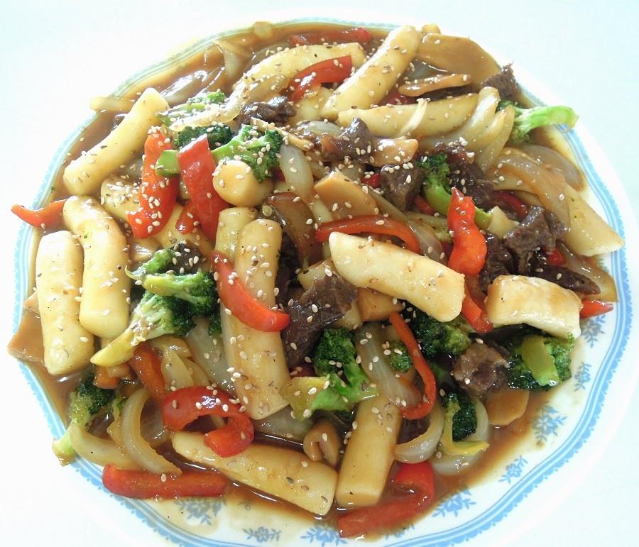 Gungjung Tteokbokki, 1. Tteokguk, 2. Yakgwa, 3. Japchae, 4. Galbijjim, 5. Yaksik, 6. Mandu, 7. Tteokgalbi, 8. Samsaek Namul, 9. Sujeonggwa, 10. Dasik, 11. Nokdujeon, 12. Gungjung Tteokbokki, 13. Manduguk
