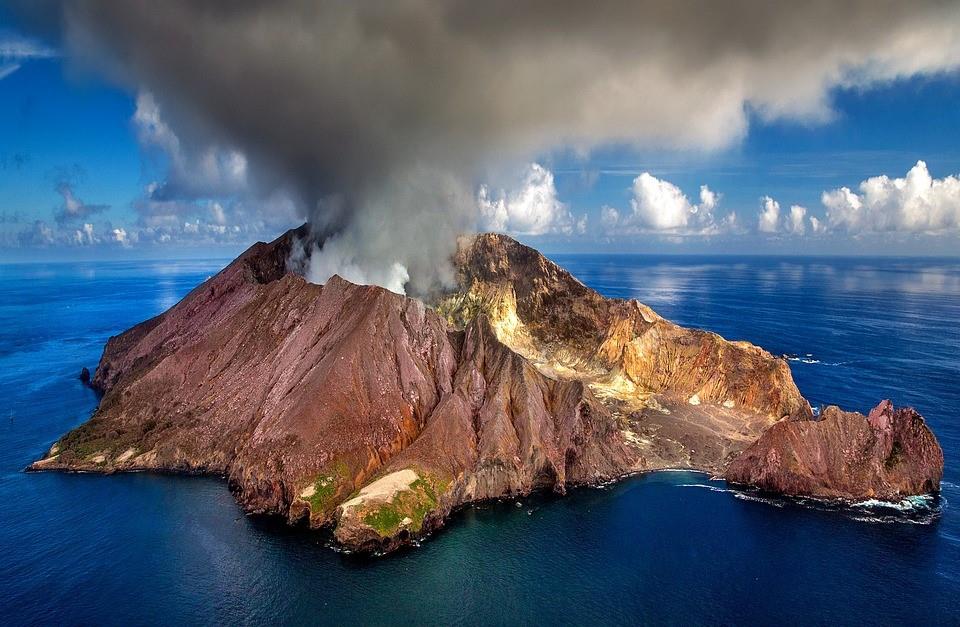 Gunung Iya, 1. Danau Kelimutu, 2. Rumah Pengasingan Bung Karno, 3. Pantai Batu Biru, 4. Taman Renungan Bung Karno, 5. Air Terjun Murundao, 6. Pantai Mbu’u, 7. Gunung Iya, 8. Pantai Ria, 9. Museum Tenun Ikat, 10. Kampung Adat Saga