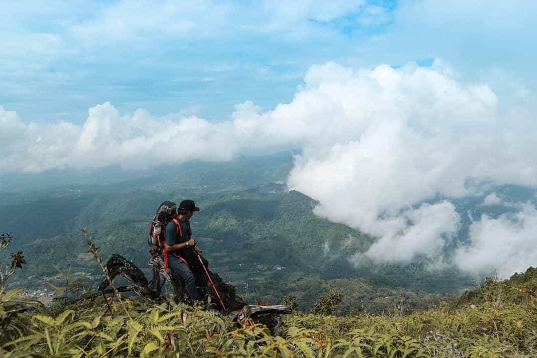 Gunung Seminung, 1. Pantai Labuhan Jukung, 2. Gunung Seminung, 3. Danau Suoh, 4. Danau Ranau, 5. Kubu Perahu, 6. Batu Brak, 7. Air Terjun Gimo, 8. Bukit Bawang Bakung, 9. Sungai Way, 10. Kebun Raya Liwa