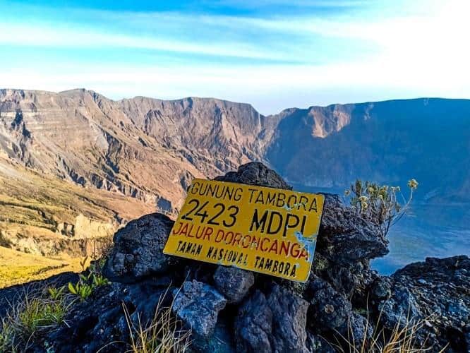Gunung Tambora, 1. Pantai Lariti, 2. Pantai Lambu, 3. Pantai Kalaki, 4. Pulau Kelapa, 5. Pulau Ular, 6. Situs Uma Lengge, 7. Gunung Tambora, 8. Pulau Sangeang, 9. Pantai Tanjung Meriam, 10. Gunung Pundu Nence