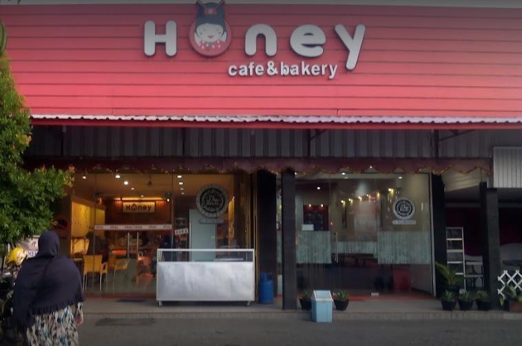 Honey Café & Bakery, 1. Boss’A Café, 2. Café WKWK Tegal, 3. Wijikopi, 4. Café Keboen, 5. QMilk Café, 6. Kedai Coffee Inn, 7. Tradisine Ngopi Coffee Shop, 8. Honey Café & Bakery, 9. Café Yaul, 10. Maju Milk Centre Tegal