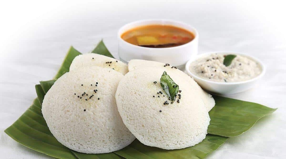 Idli, India, 1. Mohinga, Myanmar, 2. Haleem, Iran, 3. Shakshuka, Israel, 4. Kanapki, Polandia, 5. Burek, Bosnia, 6. Idli, India, 7. Youtiao, Tiongkok, 8. Msemen, Maroko, 9. Arepa, Venezuela, 10. Crumpet, Inggris Raya, 11. Mandazi, Kenya, 12. Manakish, Lebanon, 13. Genfo, Etiopia, 14. Kanelbulle, Swedia