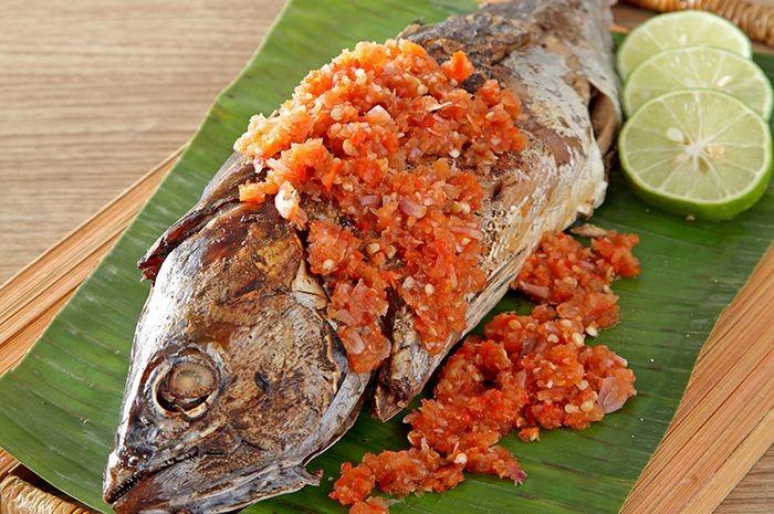 Ikan Bakar Manokwari, 1. Kue Sagu Bagea, 2. Papeda, 3. Ikan Bakar Manokwari, 4. Kue Lontar, 5. Aunu Sanebre, 6. Ikan Bungkus, 7. Sate Ulat Sagu, 8. Martabak Sagu, 9. Sagu Lempeng, 10. Aunuve Habre