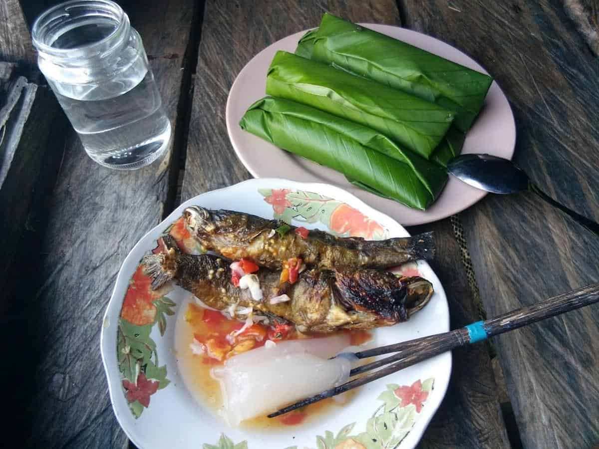 Ikan Bungkus, 1. Kue Sagu Bagea, 2. Papeda, 3. Ikan Bakar Manokwari, 4. Kue Lontar, 5. Aunu Sanebre, 6. Ikan Bungkus, 7. Sate Ulat Sagu, 8. Martabak Sagu, 9. Sagu Lempeng, 10. Aunuve Habre