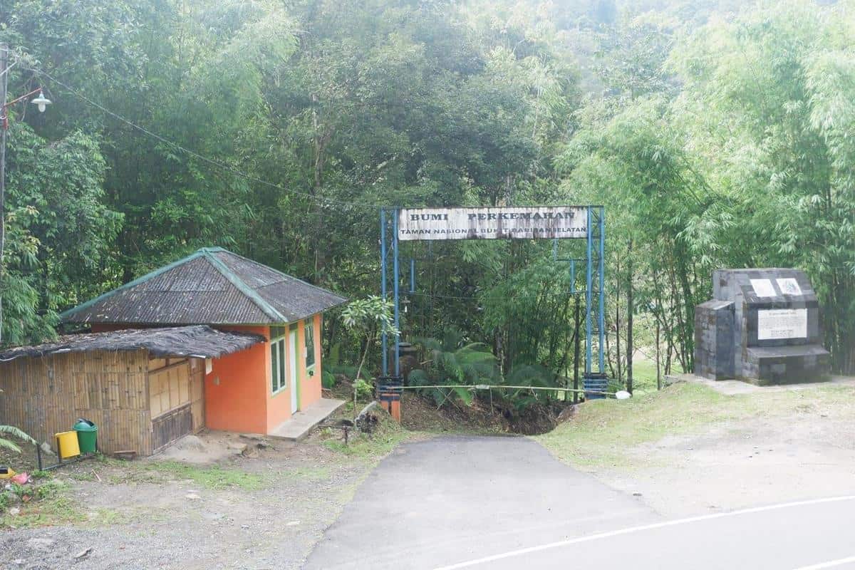 Kubu Perahu, 1. Pantai Labuhan Jukung, 2. Gunung Seminung, 3. Danau Suoh, 4. Danau Ranau, 5. Kubu Perahu, 6. Batu Brak, 7. Air Terjun Gimo, 8. Bukit Bawang Bakung, 9. Sungai Way, 10. Kebun Raya Liwa
