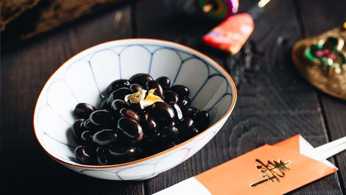 Kuromame, Otafuku-mame, 1. Datemaki, 2. Toshikoshi Soba, 3. Kuri Kinton, 5. Kamaboko, 6. Tazukuri, 7. Kuromame, Otafuku-mame, 8. Kazunoko, 9. Ozoni, 10. Zenzai, 11. Kinpira Gobo, 12. Kobumaki