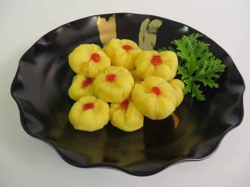 Kuri Kinton, 1. Datemaki, 2. Toshikoshi Soba, 3. Kuri Kinton, 5. Kamaboko, 6. Tazukuri, 7. Kuromame, Otafuku-mame, 8. Kazunoko, 9. Ozoni, 10. Zenzai, 11. Kinpira Gobo, 12. Kobumaki
