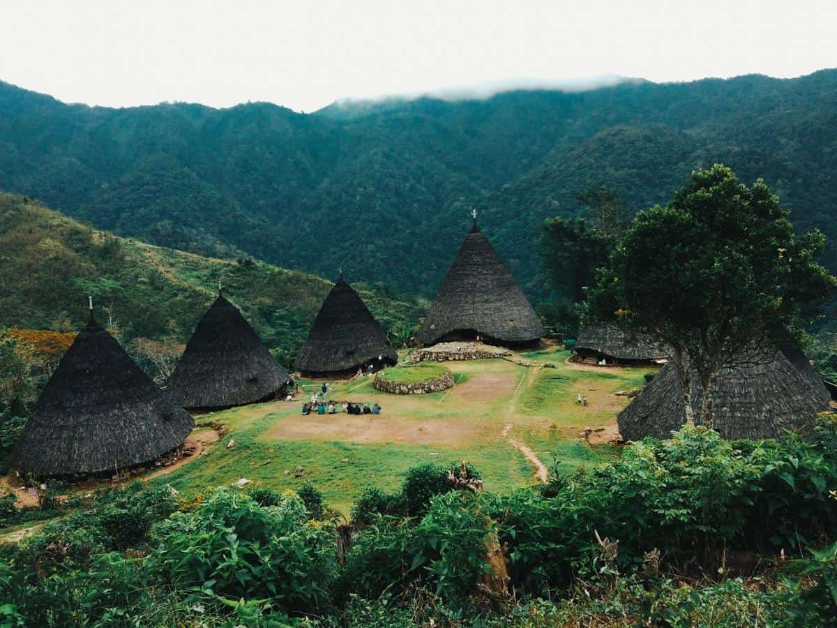 Kampung Adat Wae Rebo, 1. Pulau Padar, 2. Pulau Rinca, 3. Kampung Adat Wae Rebo, 4. Danau Kelimutu, 5. Kampung Adat Takpala Alor, 6. Bukit Wairinding, 7. Telaga Nirwana, 8. Gua Kristal, 9. Gunung Mutis, 10. Pantai Oetune