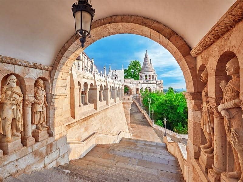 Kastil Buda ( Hungaria), 1. Kastil Malbork (Polandia), 2. Kastil Mehrangarh (India), 3. Kastil Praha (Republik Ceko), 4. Kastil Windsor (Inggris), 5. Kastil Hohensalzburg (Austria), 6. Kastil Spis (Slovakia), 7. Kastil Buda ( Hungaria), 8. Kastil Himeji (Jepang), 9. Benteng Aleppo (Syiria), 10. Kastil Edinburgh (Skotlandia)
