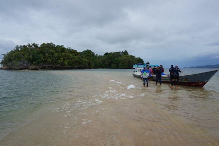 Pulau Kambing, 1. Teluk Toran, 2. Pulau Kambing, 3. Air Terjun Kiti Kiti, 4. Pantai Patawana, 5. Pantai Wayob, 6. Pantai Wambar, 7. Pulau Tubir Seram, 8. Air Terjun Ubadari