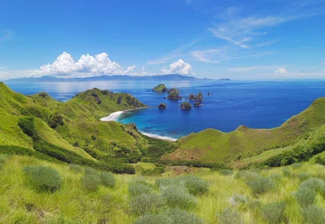 Pulau Kelapa, 1. Pantai Lariti, 2. Pantai Lambu, 3. Pantai Kalaki, 4. Pulau Kelapa, 5. Pulau Ular, 6. Situs Uma Lengge, 7. Gunung Tambora, 8. Pulau Sangeang, 9. Pantai Tanjung Meriam, 10. Gunung Pundu Nence