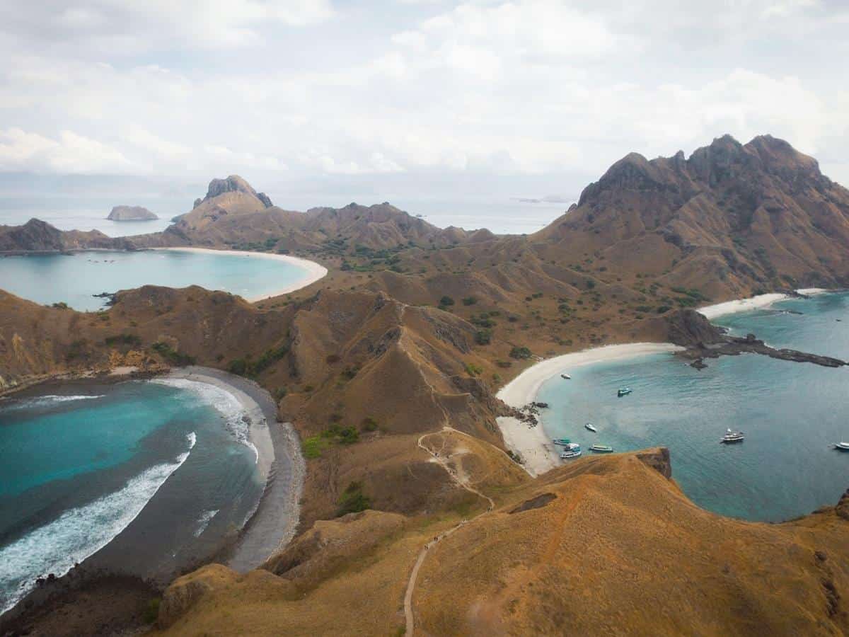 Pulau Padar, 1. Pulau Padar, 2. Pulau Rinca, 3. Kampung Adat Wae Rebo, 4. Danau Kelimutu, 5. Kampung Adat Takpala Alor, 6. Bukit Wairinding, 7. Telaga Nirwana, 8. Gua Kristal, 9. Gunung Mutis, 10. Pantai Oetune