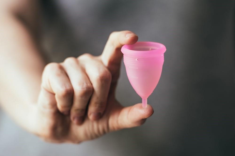 Pakai Menstrual Cup, 1. Perhatikan Kondisi Kesehatan, 2. Rutin Mengganti Pembalut, 3. Gunakan Pakaian Gelap dan Nyaman, 4. Jangan Terlalu Lama di Air, 5. Ganti Pembalut Setelah Snorkeling, 6. Pakai Menstrual Cup