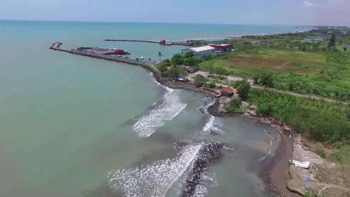 Pantai Balongan Indah, 1. Pantai Balongan Indah, 2. Pantai Tirtamaya, 3. Pantai Glayem, 4. Pantai Baro Gebang, 5. Pantai Kejawanan, 6. Pantai Karang Song, 7. Pantai Cibugel, 8. Pantai Eretan Wetan, 9. TPI Bondet, 10. Pulau Biawak