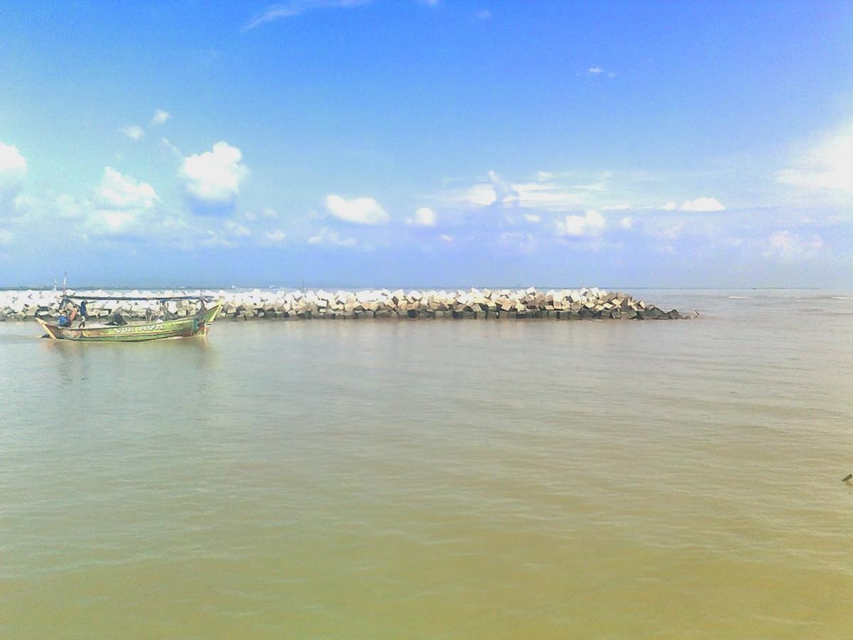 Pantai Baro Gebang, 1. Pantai Balongan Indah, 2. Pantai Tirtamaya, 3. Pantai Glayem, 4. Pantai Baro Gebang, 5. Pantai Kejawanan, 6. Pantai Karang Song, 7. Pantai Cibugel, 8. Pantai Eretan Wetan, 9. TPI Bondet, 10. Pulau Biawak