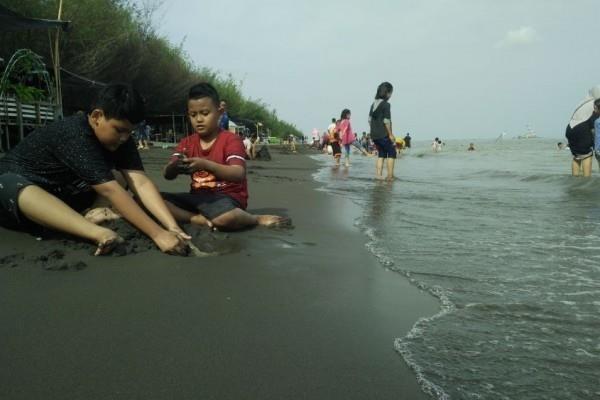 Pantai Batam Sari, 1. Pantai Alam Indah, 2. Pantai Marlin, 3. Pantai Padaharja, 4. Pantai Purwahamba Indah, 5. Pantai Dampyak, 6. Pantai Batam Sari, 7. Pantai Pulau Kodok, 8. Pantai Randusanga, 9. Pantai Muarareja, 10. Pantai Larangan