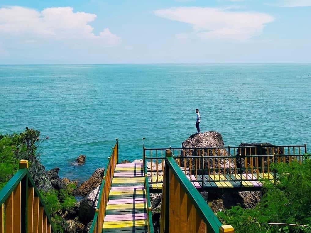 Pantai Jumiang, 1. Monumen Nasional Arek Lancor, 2. Masjid Agung Asy Syuhada Pamekasan, 3. Vihara Avalokitesvara, 4. Pantai Talang Siring, 5. Pantai Jumiang, 6. Goa Blaban, 7. Api Tak Kunjung Padam, 8. Air Terjun Bunyato, 9. Bukit Kampung Taron Samalem, 10. Tebing Waru Pamekasan
