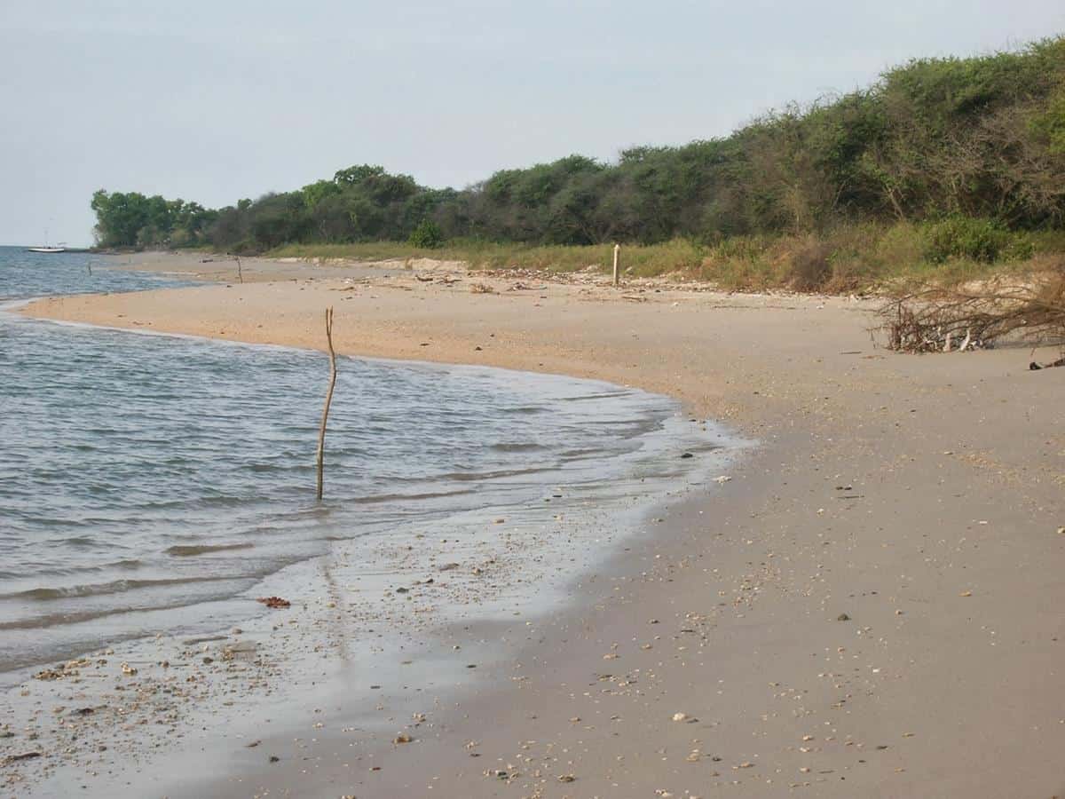 Pantai Maneron, 1. Pantai Gebang, 2. Pantai Siring Kemuning, 3. Pantai Pocokan, 4. Pantai Pandela (Pantai Api-api, Pocogan, Lajing), 5. Pantai Magesing, 6. Pantai Sambilangan, 7. Pantai Tengket, 8. Pantai Rongkang, 9. Pantai Maneron, 10. Pantai Tlangoh