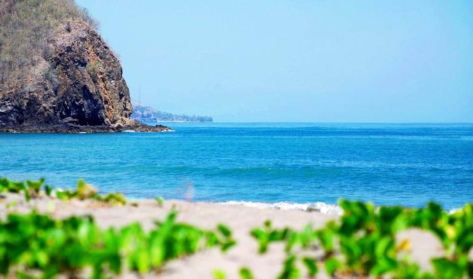 Pantai Mbu’u, 1. Danau Kelimutu, 2. Rumah Pengasingan Bung Karno, 3. Pantai Batu Biru, 4. Taman Renungan Bung Karno, 5. Air Terjun Murundao, 6. Pantai Mbu’u, 7. Gunung Iya, 8. Pantai Ria, 9. Museum Tenun Ikat, 10. Kampung Adat Saga