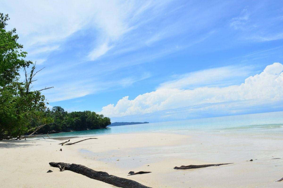 Pantai Patawana, 1. Teluk Toran, 2. Pulau Kambing, 3. Air Terjun Kiti Kiti, 4. Pantai Patawana, 5. Pantai Wayob, 6. Pantai Wambar, 7. Pulau Tubir Seram, 8. Air Terjun Ubadari