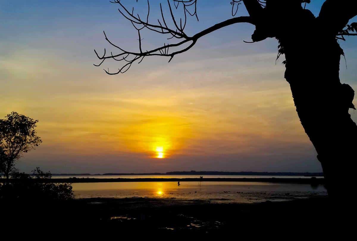 Pantai Sambilangan, 1. Pantai Gebang, 2. Pantai Siring Kemuning, 3. Pantai Pocokan, 4. Pantai Pandela (Pantai Api-api, Pocogan, Lajing), 5. Pantai Magesing, 6. Pantai Sambilangan, 7. Pantai Tengket, 8. Pantai Rongkang, 9. Pantai Maneron, 10. Pantai Tlangoh