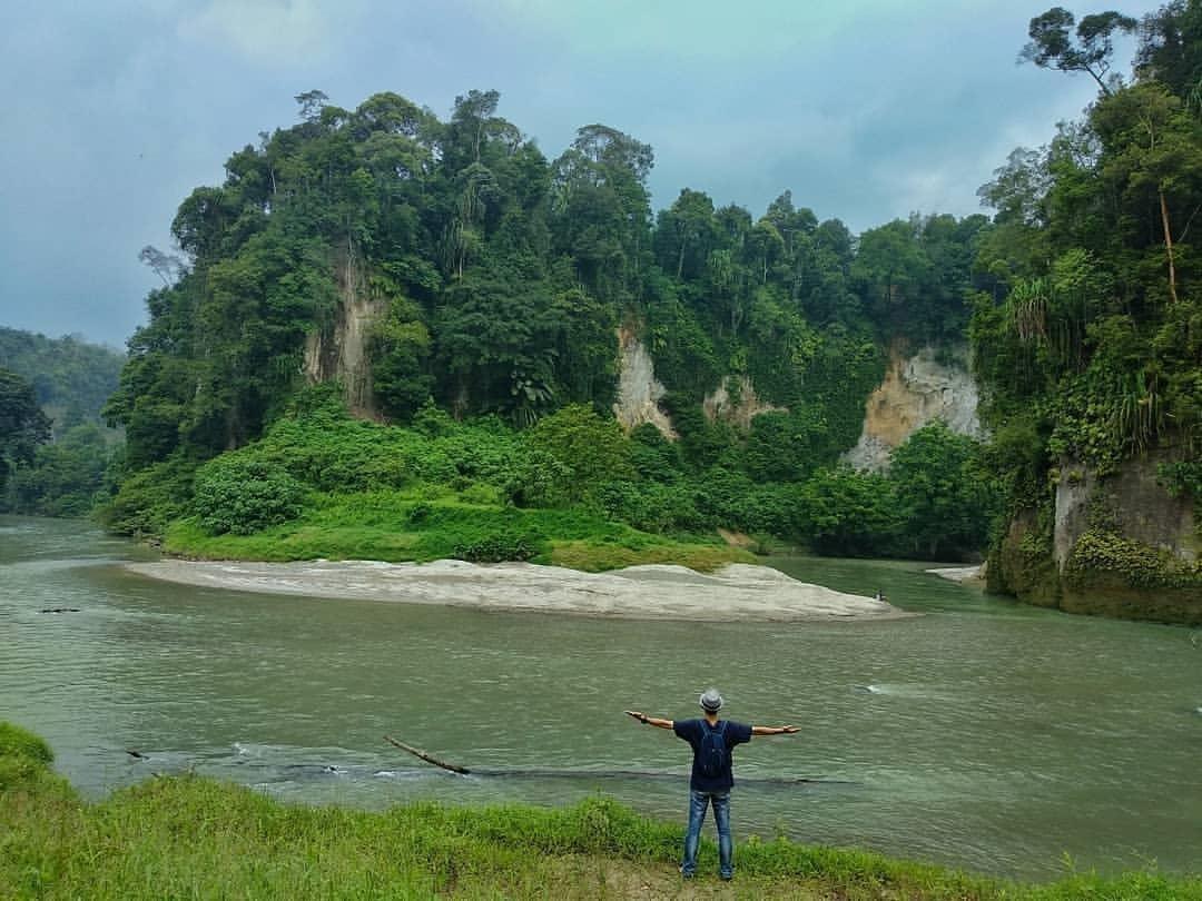 Pantai Simallo, 1. Air Terjun Ponot, 2. Air Terjun Turbo, 3. Paccur Napitu, 4. Arung Jeram di Sungai Asahan, 5. Alun-alun Rambate, 6. Pantai Simallo, 7. Jembatan Gantung Bedeng, 8. Sampuran Harimau, 9. Bukit Puncak Galau, 10. Waterboom Ragil