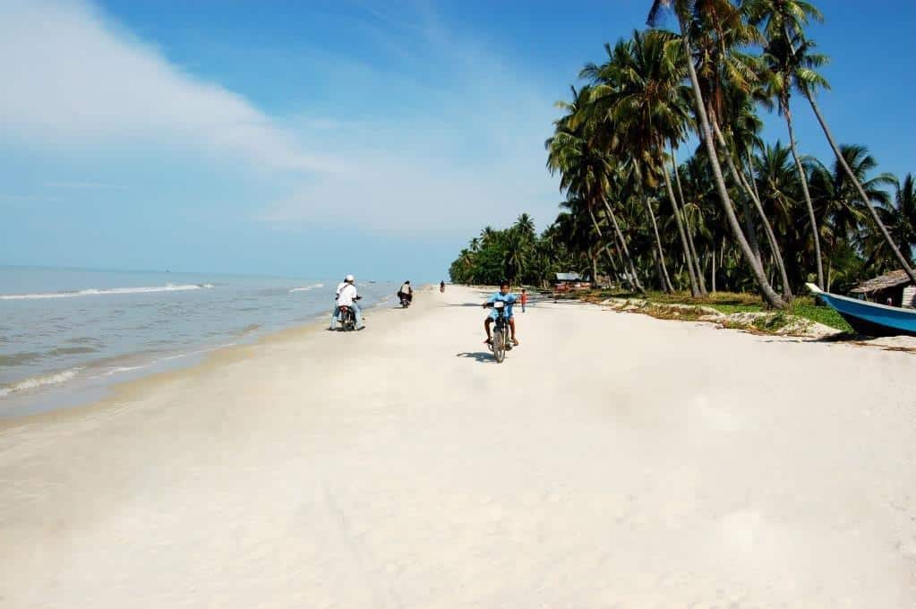 Pantai Solop, 1. Pantai Rupat, 2. Pantai Solop, 3. Pantai Selat Baru, 4. Pantai Purnama, 5. Pantai Beting Aceh, 6. Pantai Cinta, 7. Pantai Jangkang, 8. Pantai Koeneng, 9. Pantai Tenggayun, 10. Pantai Pulau Jemur