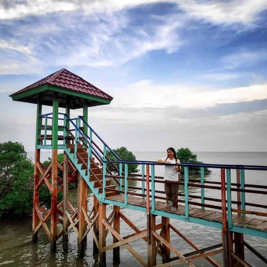 Pantai Talang Siring, 1. Monumen Nasional Arek Lancor, 2. Masjid Agung Asy Syuhada Pamekasan, 3. Vihara Avalokitesvara, 4. Pantai Talang Siring, 5. Pantai Jumiang, 6. Goa Blaban, 7. Api Tak Kunjung Padam, 8. Air Terjun Bunyato, 9. Bukit Kampung Taron Samalem, 10. Tebing Waru Pamekasan