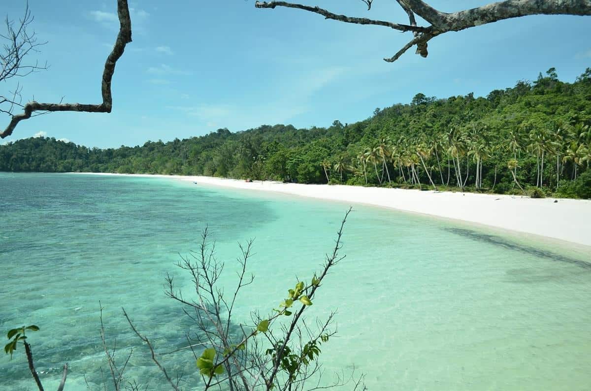 Pantai Wayob, 1. Teluk Toran, 2. Pulau Kambing, 3. Air Terjun Kiti Kiti, 4. Pantai Patawana, 5. Pantai Wayob, 6. Pantai Wambar, 7. Pulau Tubir Seram, 8. Air Terjun Ubadari