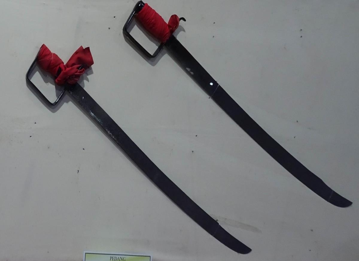 Pedang Jambi, 1. Sumpit Jambi, 2. Badik Tumbuk Lada, 3. Tombak Jambi, 4. Pedang Jambi, 5. Keris Siginjai