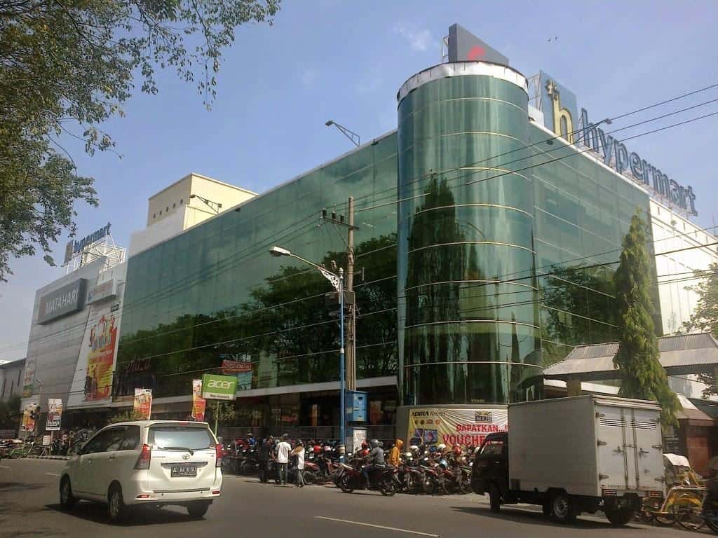 Plaza Madiun, 1. Plaza Lawu, 2. Plaza Madiun, 3. Suncity Mall Madiun, 4. Presiden Plaza Madiun, 5. Timbul Jaya Plaza, 6. Jatimsel 3 Madiun, 7. Carrefour Madiun