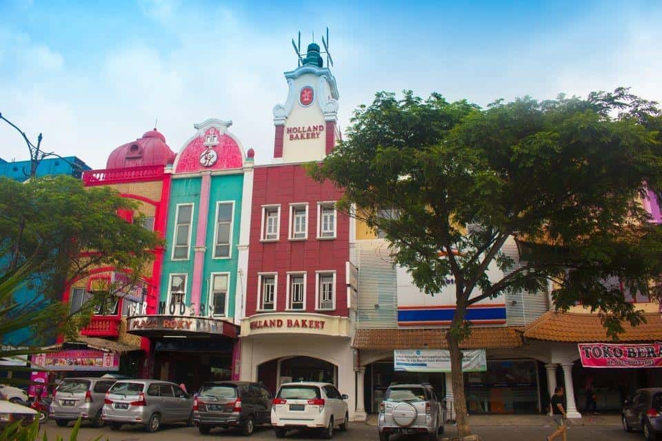 Plaza Roxy, 1. Mall Lippo Cikarang, 2. Citywalk Lippo Cikarang, 3. Chadstone Cikarang Mall, 4. Plaza Roxy, 5. Ramayana Cikarang, 6. Naga Supermarket Cikarang, 7. Farmers 99 Market, 8. Sentra Grosir Cikarang, 9. Mayfair Plaza Indonesia