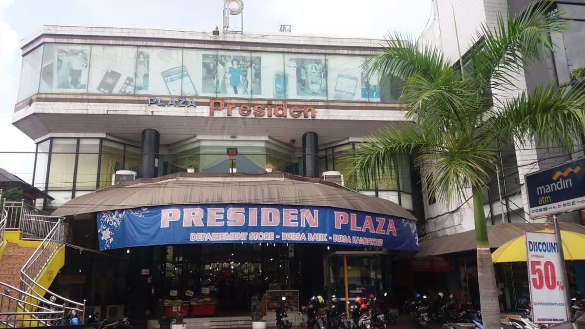 Presiden Plaza Madiun, 1. Plaza Lawu, 2. Plaza Madiun, 3. Suncity Mall Madiun, 4. Presiden Plaza Madiun, 5. Timbul Jaya Plaza, 6. Jatimsel 3 Madiun, 7. Carrefour Madiun