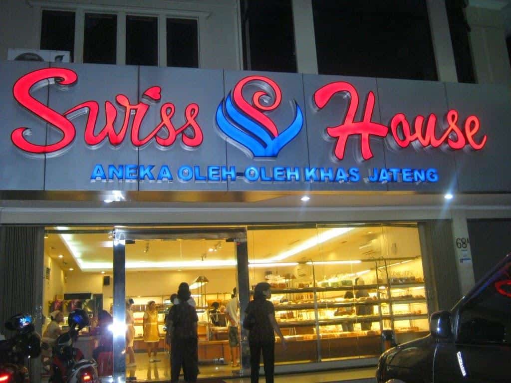 Swiss House Bakery, 1. Loenpia Mbak Lien, 2. Virgin Cake &amp; Bakery, 3. Swiss House Bakery, 4. Wonder Bakery, 5. Swiss Deli Cake &amp; Bakery, 6. Moaci Gemini Pusat, 7. Holland Bakery, 8. Dyriana Bakery &amp; Café, 9. Fancy Bakery, 10. Chanadia Toko Roti &amp; Kue