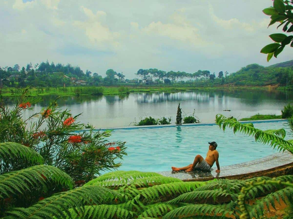 Situ Rawa Gede, 1. Jonggol Garden, 2. Villa Khayangan, 3. Curug Cipamingkis, 4. Curug Ciherang, 5. Taman Penangkaran Rusa, 6. Taman Wisata Heaven Memorial Park, 7. Telaga Wisata Citra Indah City, 8. Situ Rawa Gede, 9. Jembatan Gantung Sukanegara, 10. Pemandian Mata Air Sodong