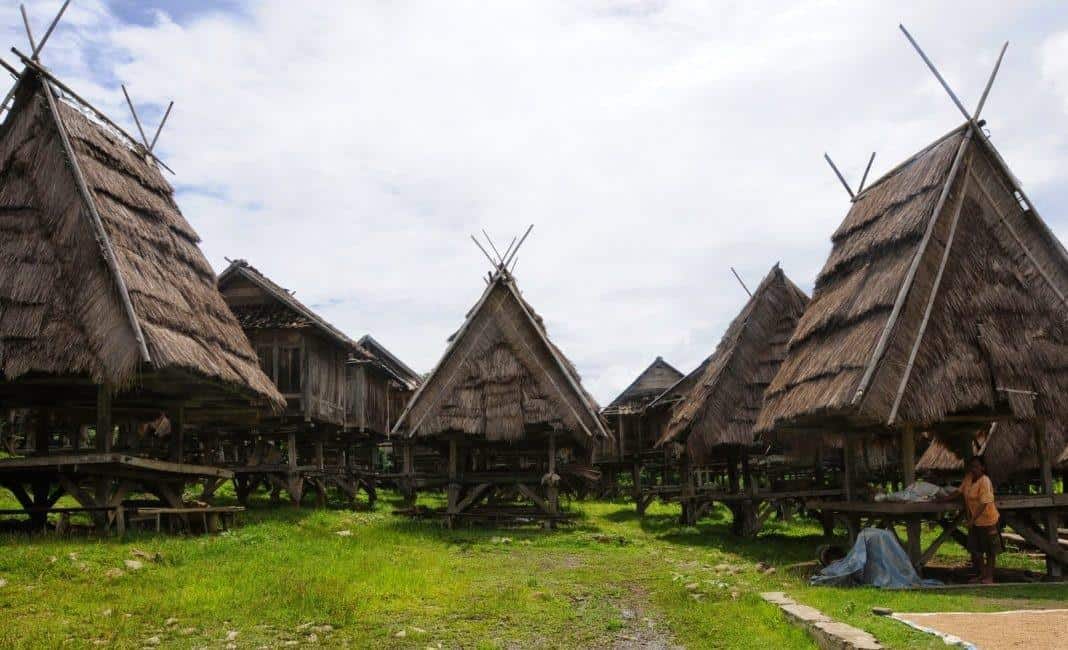 Situs Uma Lengge, 1. Pantai Lariti, 2. Pantai Lambu, 3. Pantai Kalaki, 4. Pulau Kelapa, 5. Pulau Ular, 6. Situs Uma Lengge, 7. Gunung Tambora, 8. Pulau Sangeang, 9. Pantai Tanjung Meriam, 10. Gunung Pundu Nence