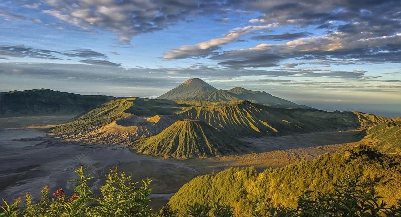 Taman Nasional Bromo Tengger Semeru (Jawa Timur), 1. Taman Nasional Ujung Kulon (Banten), 2. Taman Nasional Gunung Gede Pangrango (Jawa Barat), 3. Taman Nasional Baluran (Jawa Timur), 4. Taman Nasional Bromo Tengger Semeru (Jawa Timur), 5. Taman Nasional Karimunjawa ( Jawa Tengah), 6. Taman Nasional Gunung Halimun Salak (Jawa Barat), 7. Taman Nasional Alas Purwo (Jawa Timur), 8. Taman Nasional Gunung Ciremai (Jawa Barat), 9. Taman Nasional Gunung Merapi (Yoyakarta – Jawa Timur), 10. Taman Nasional Gunung Merbabu