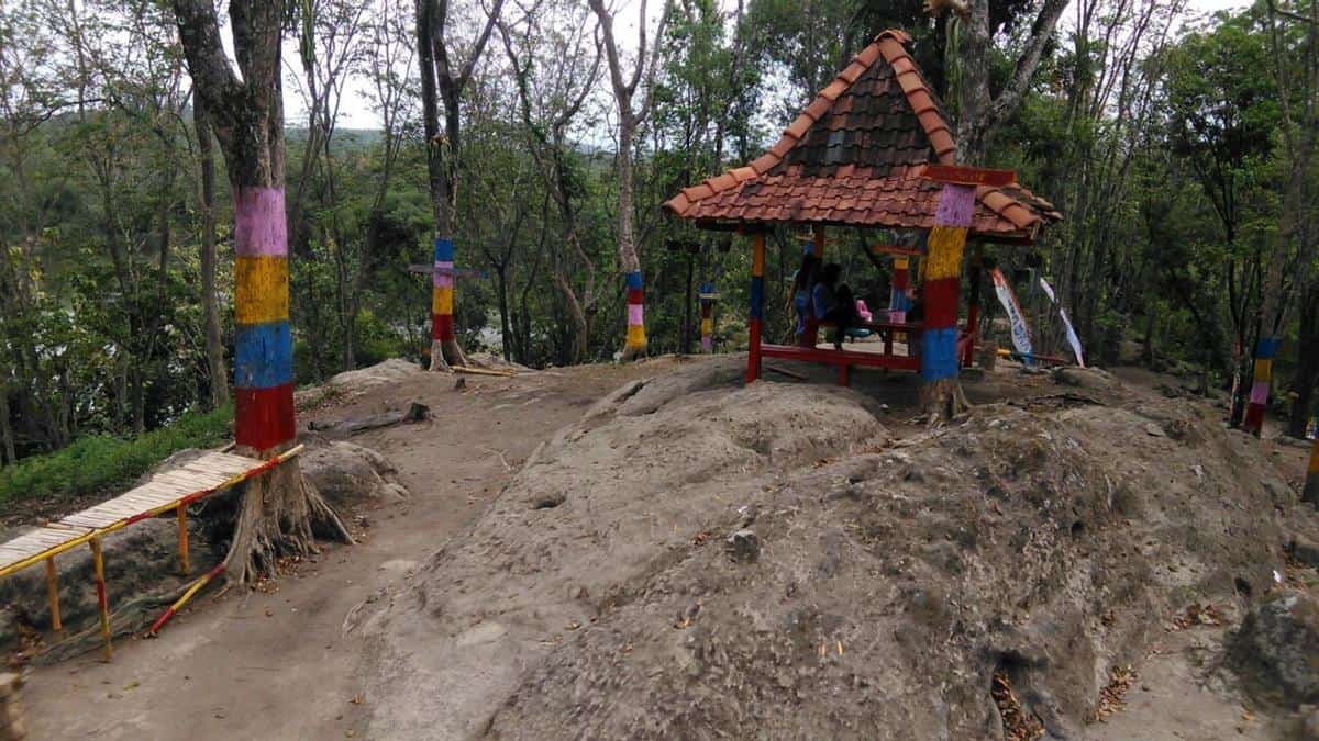 Taman Remaja Pungkruk, 1. Wisata Api Abadi Mrapen, 2. Air Terjun Widuri  , 3. Goa Macan dan Goa Lowo, 4. Air Terjun Gulingan, 5. Puncak Pelangi Gunung Ulo, 6. Kedung Kempul, 7. Kalibiru Grobogan, 8. Jati Pohon Indah, 9. Ayodya Bloombang Waterpark, 10. Taman Remaja Pungkruk