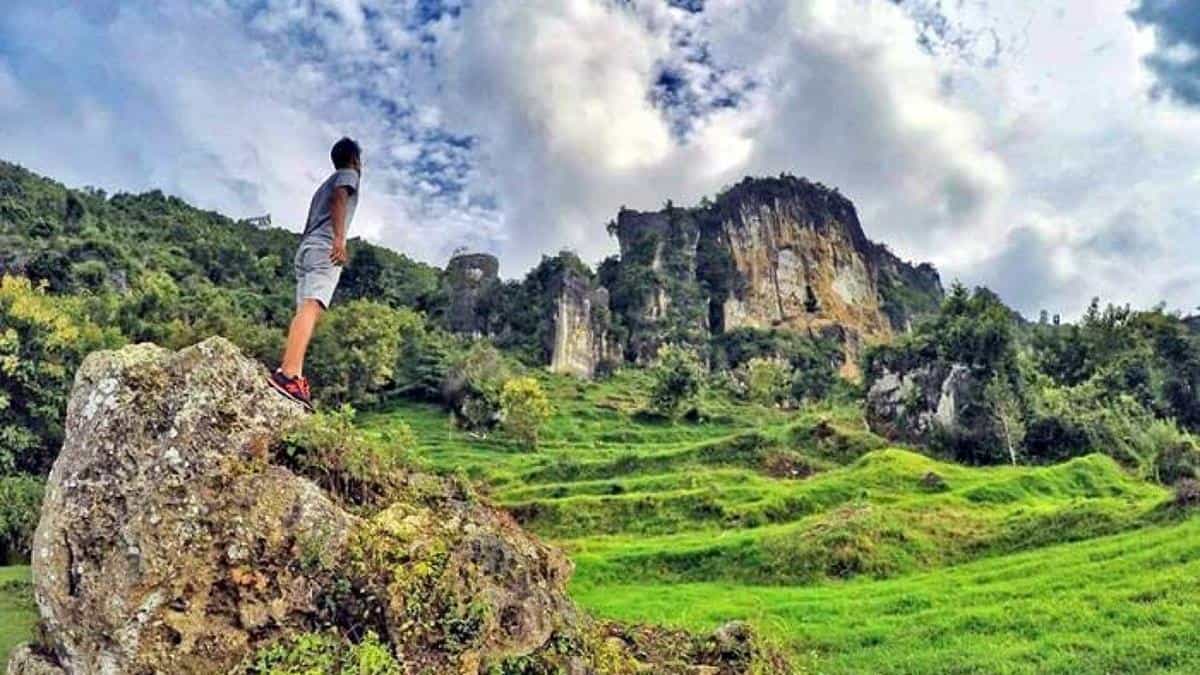 Tebing Waru Pamekasan, 1. Monumen Nasional Arek Lancor, 2. Masjid Agung Asy Syuhada Pamekasan, 3. Vihara Avalokitesvara, 4. Pantai Talang Siring, 5. Pantai Jumiang, 6. Goa Blaban, 7. Api Tak Kunjung Padam, 8. Air Terjun Bunyato, 9. Bukit Kampung Taron Samalem, 10. Tebing Waru Pamekasan